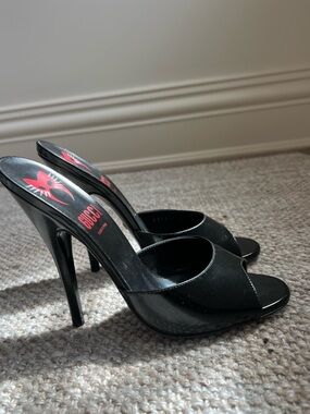 Gucci Black Patent Leather Open-Toe Slip-On Heels with Pink Logo Insole
